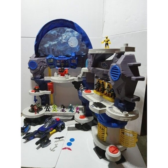 Imaginext DC Super Friends Batman Super Surround Batcave Playset - Picture 11 of 16